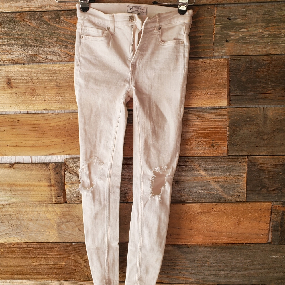 👖  Free People White Torn Jeans 👖